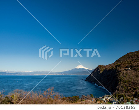 冬の富士山　西伊豆から駿河湾越しに見た景色　井田海岸 76138265