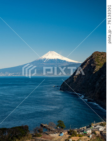 冬の富士山　西伊豆から駿河湾越しに見た景色　井田海岸 76138301
