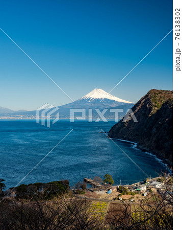 冬の富士山　西伊豆から駿河湾越しに見た景色　井田海岸 76138302