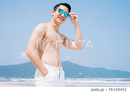 Man, sea, summer vacation Man, sea, summer vacation 76139452