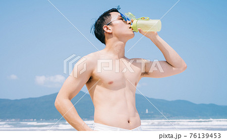 Man, sea, summer vacation 76139453