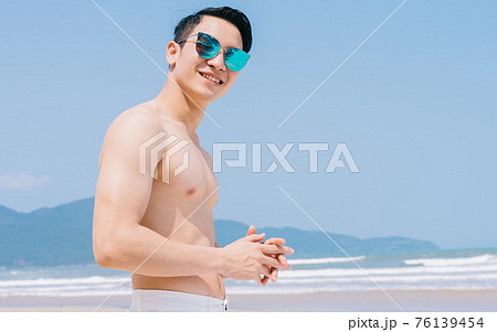 Man, sea, summer vacation Man, sea, summer vacation 76139454