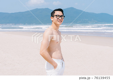 Man, sea, summer vacation Man, sea, summer vacation 76139455