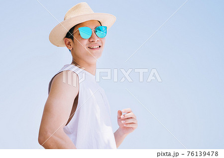 Man, sea, summer vacation 76139478