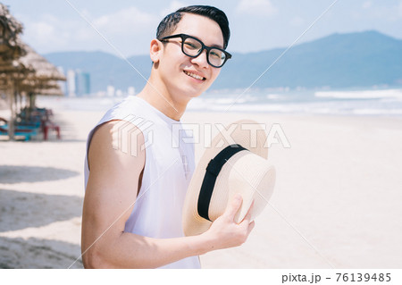 Man, sea, summer vacation 76139485