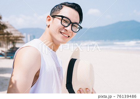 Man, sea, summer vacation Man, sea, summer vacation 76139486