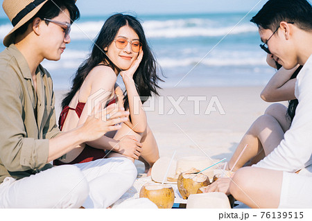 Friends, summer vacation 76139515