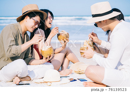 Friends, summer vacation 76139523