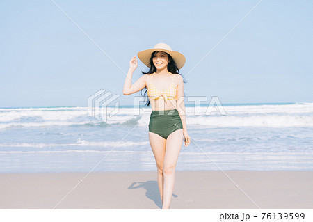 Woman bikini 76139599