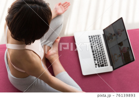 オンラインでヨガをする女性 オンラインでヨガをする女性 76139893