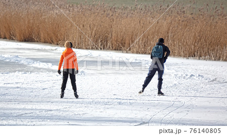 Couple skating on natural ice, Netherlands 76140805