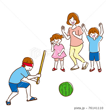 楽しくスイカ割りをしている若い家族の線画イラスト 76141110