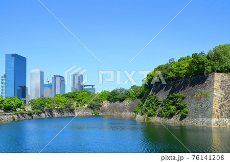 大阪城の外堀と高層ビル群 76141208