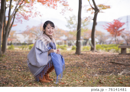 紅葉狩り・秋の訪れを感じる女性 76141481