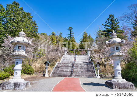 春の山梨県護国神社の写真素材