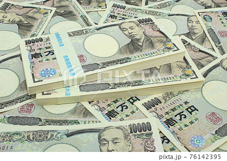 【金融・資産・債務・投資などに関する記事のサムネイルに】百万円の札束二つと多数の一万円札 【金融・資産・債務・投資などに関する記事のサムネイルに】百万円の札束二つと多数の一万円札 76142395