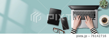 ノートパソコンをタイピングしている手、スマートフォン、タブレットのあるテーブルトップ ノートパソコンをタイピングしている手、スマートフォン、タブレットのあるテーブルトップ 76142716