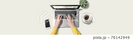 ノートパソコンをタイピングしている手、スマートフォン、タブレットのあるテーブルトップ ノートパソコンをタイピングしている手、スマートフォン、タブレットのあるテーブルトップ 76142949