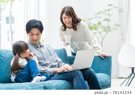 家族 ファミリー パソコン 親子 ライフスタイル 仲良し 家族 ファミリー パソコン 親子 ライフスタイル 仲良し 76143234