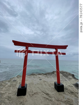伊豆白濱神社の海岸にある鳥居だがめっちゃ天気悪い 76143577