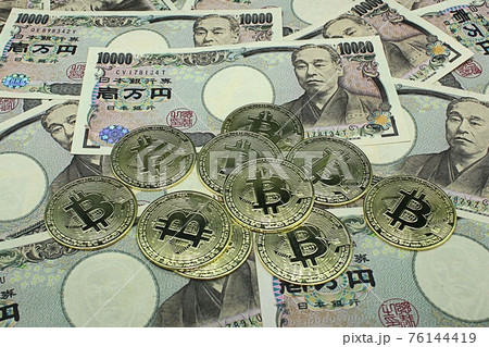 【仮想通貨・投資・金融・資産などに関する記事のサムネイルに】ビットコインと多数の一万円札 【仮想通貨・投資・金融・資産などに関する記事のサムネイルに】ビットコインと多数の一万円札 76144419