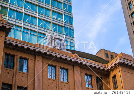 日本の東京都市景観　東京駅前の日本工業倶楽部会館（屋根の上に男女の像）などを望む 76145412