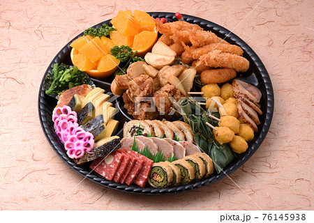 パーティや宅飲みオードブル盛り合わせ　ピンク背景 76145938