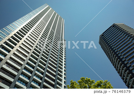 超高層マンションと清々しい空 76146379