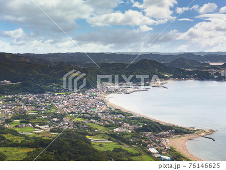 [千葉・鋸南] 鋸山ロープウェイから見た鋸南町の保田の浜辺 76146625