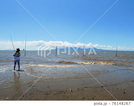 有明海 鍋松原海岸で釣りをする人 熊本県玉名市 の写真素材