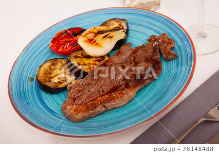 Beef entrecote with garnish of vegetables grill Beef entrecote with garnish of vegetables grill 76148488