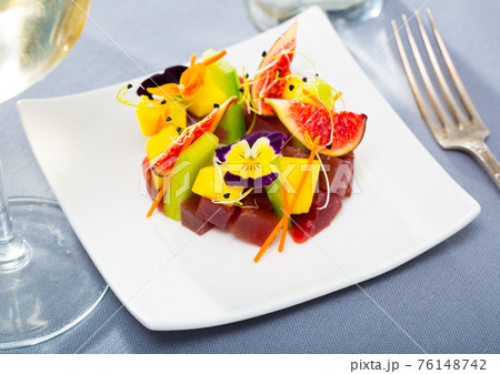 Raw tuna tartare Raw tuna tartare 76148742