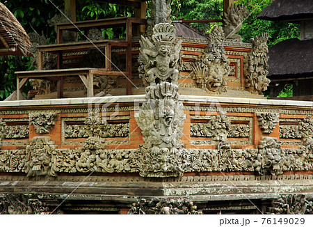 タマン・アユン寺院のガルーダとナーガの石像 76149029