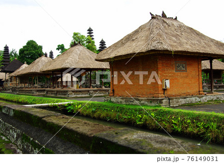 タマン・アユン寺院の茅葺屋根の建物 76149031