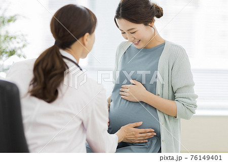 診察を受ける妊婦 診察を受ける妊婦 76149401