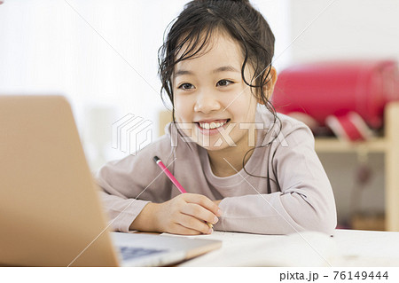 パソコンを見ながら勉強する女の子 オンライン授業 76149444