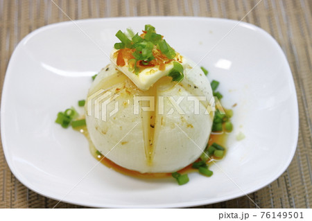 丸ごと新玉ねぎのホイル蒸し　バターとフライドオニオンと小葱のせて 76149501