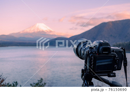 夕暮れの紅富士を撮影する一眼レフカメラ 本栖湖 の写真素材