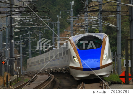 安中榛名駅を通過するE7系北陸新幹線 76150795