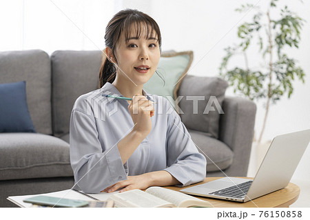 勉強する女性　イメージ 76150858
