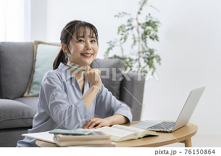 勉強する女性　イメージ 76150864