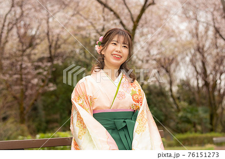 華やかな袴姿で晴れやかな卒業式 76151273
