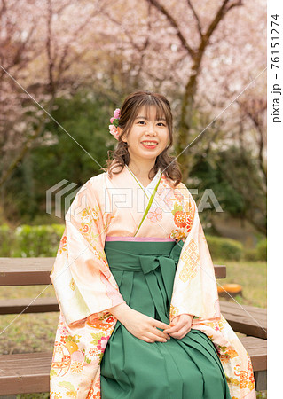 華やかな袴姿で晴れやかな卒業式 76151274