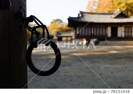 韓国　木の扉　鍵　門　庭園　コリア　ガーデン　古い　アンティーク 76151416