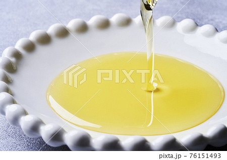 白い皿に注がれるオリーブオイル 76151493