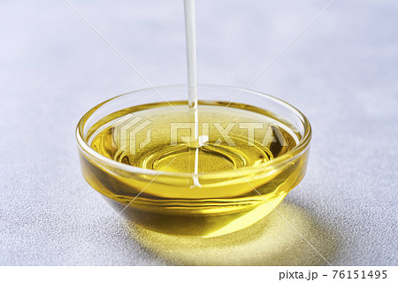 ガラス皿に注がれるオリーブオイル 76151495