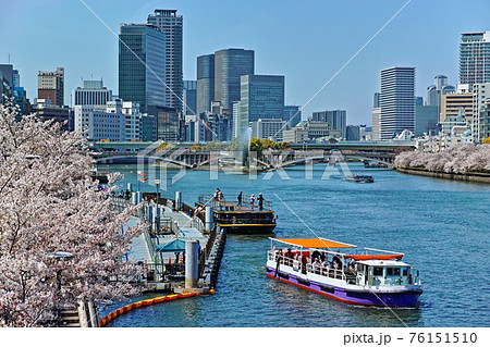 春の大阪 天満橋から八軒家浜と中之島を望む（天神橋と剣先噴水） 76151510