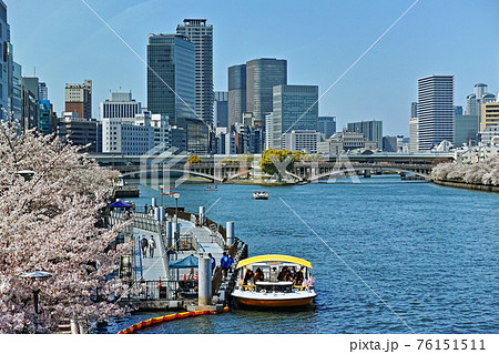 春の大阪 天満橋から中之島方面を望む（八軒家浜と天神橋） 76151511