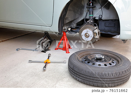 スタッドレスタイヤからノーマルタイヤに交換する作業風景 76151662