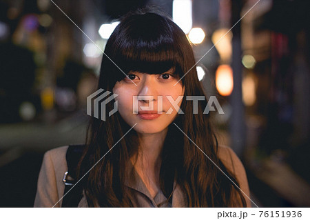 前髪ぱっつんのロングヘアの女性 カメラ目線のアップの写真素材
